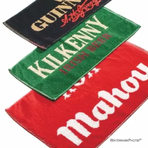 Čierny barový uterák so žakárovým vtkávaným logom priamo do štruktúry vlákna