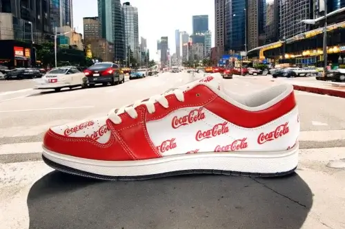Celoplošná potlač tenisiek s logom Coca-Cola v retro štýle